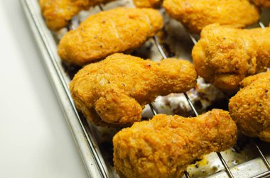 Güney çıtır çıtır kızarmış tavuk kanatları, metal tepside kızarmış tavuk kanatları, fast food.