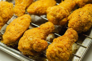 Güney çıtır çıtır kızarmış tavuk kanatları, metal tepside kızarmış tavuk kanatları, fast food.
