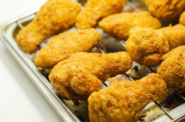 Güney çıtır çıtır kızarmış tavuk kanatları, metal tepside kızarmış tavuk kanatları, fast food.