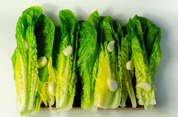 Alface Romaine Fresca Cortada Com Alho Pimenta Sal Preparação Refeições — Fotografia de Stock