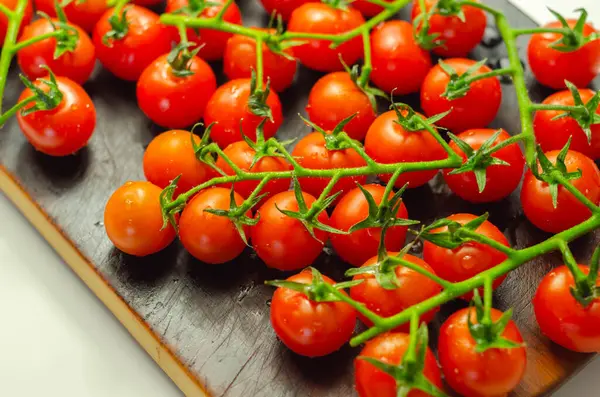 Recouvert Gouttes Eau Tomates Fraîches Avec Des Branches Sur Bois — Photo