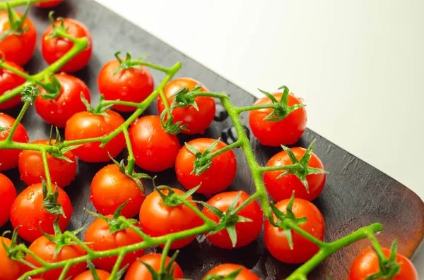 Recouvert Gouttes Eau Tomates Fraîches Avec Des Branches Sur Bois — Photo