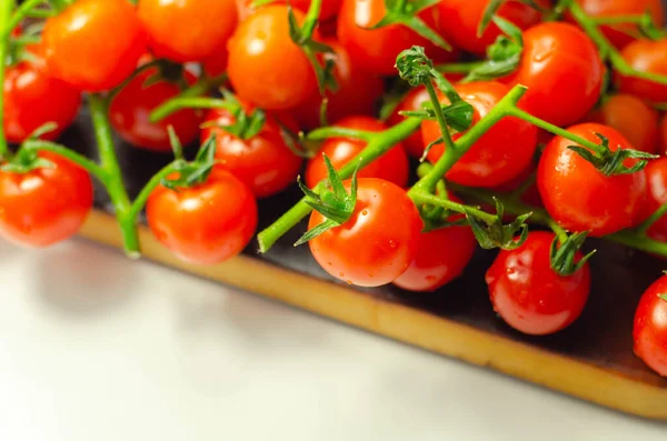 Recouvert Gouttes Eau Tomates Fraîches Avec Des Branches Sur Bois — Photo