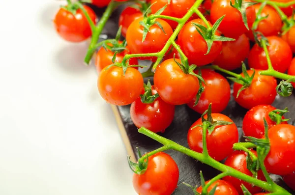 Recouvert Gouttes Eau Tomates Fraîches Avec Des Branches Sur Bois — Photo