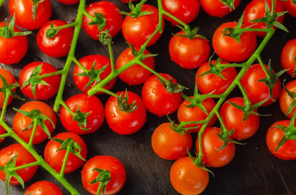 Recouvert Gouttes Eau Tomates Fraîches Avec Des Branches Sur Bois — Photo