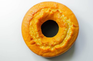 Beyaz arka planda süslenmiş taze madeira yüzük ekmek keki, geleneksel pasta.