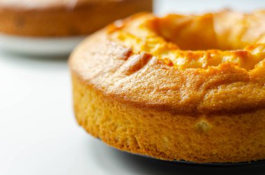 Beyaz arka planda süslenmiş taze madeira yüzük ekmek keki, geleneksel pasta.