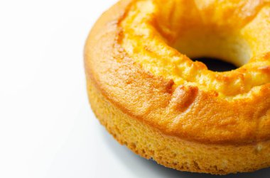 Beyaz arka planda süslenmiş taze madeira yüzük ekmek keki, geleneksel pasta.