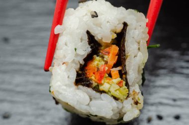 Sebzeli karışık California dürümü, geleneksel Japon yemekleri, sebze suşisi.