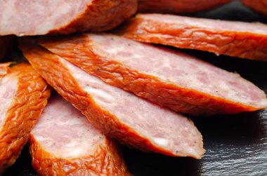 Geleneksel Polonya sosisi dilimlere bölünmüş, Doğu Avrupa 'dan tipik şarküteri ürünü, et yemeği.