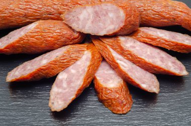 Geleneksel Polonya sosisi dilimlere bölünmüş, Doğu Avrupa 'dan tipik şarküteri ürünü, et yemeği.