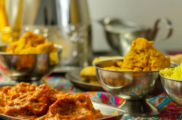 Chicken Madras Und Chicken Tikka Masala Mit Pilau Reis Naan — Stockfoto
