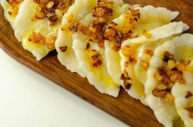 Kızarmış soğan, geleneksel Polonya, Rus ve Ukrayna mutfağı serpiştirilmiş hamur tatlısı, lezzetli