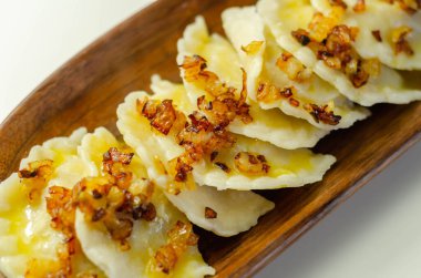 Kızarmış soğan, geleneksel Polonya, Rus ve Ukrayna mutfağı serpiştirilmiş hamur tatlısı, lezzetli