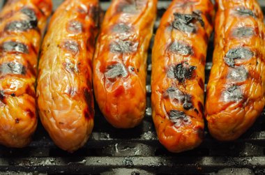 Kızarmış klasik İngiliz sosisi domuz eti ve sosislerden yapılır.