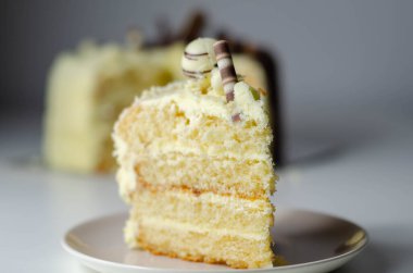 Bir parça katmanlı beyaz kremalı pasta, şekerleme süslemeleri, kutlama için tatlı.