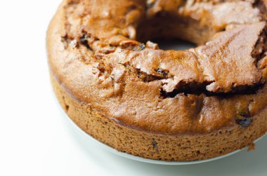 Beyaz arka planda taze yapılmış meyveli kek.,