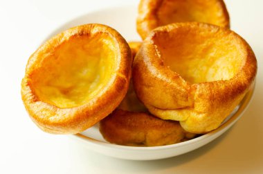 Geleneksel İngiliz Yorkshire pudingi, geleneksel bir yemek tarifi için harika çıtır çıtır ve altın pişmiş, yanında da mükemmel bir pazar rostosu ve İngiliz yemeği.