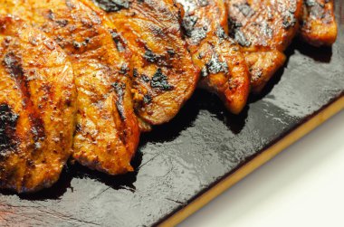 Taze ve sulu domuz filetosu biftekler, ahşap tahtada ızgara etler, iyi pişmiş biftekler.