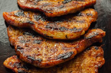 Taze ve sulu domuz filetosu biftekler, ahşap tahtada ızgara etler, iyi pişmiş biftekler.