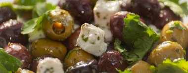 Beyaz peynir ve maydanozlu yeşil ve siyah zeytinlere dayalı taze Yunan salatası, geleneksel Akdeniz mutfağı.