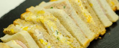 Malt, yulaf ezmesi ve beyaz ekmek üzerine çeşitli el yapımı sandviçler, lezzetli bir başlangıç.