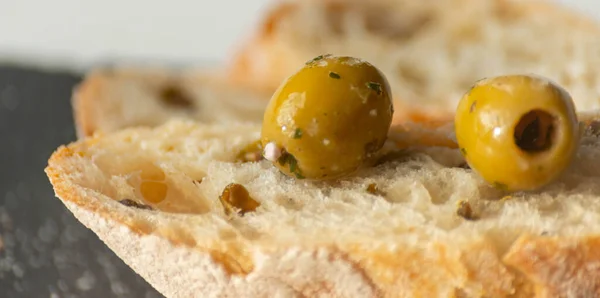 Close Conservas Azeitonas Verdes Espanholas Servidas Com Baguete Fresca Comida — Fotografia de Stock
