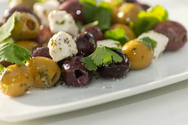 Salade Grecque Fraîche Base Olives Vertes Noires Avec Des Morceaux — Photo