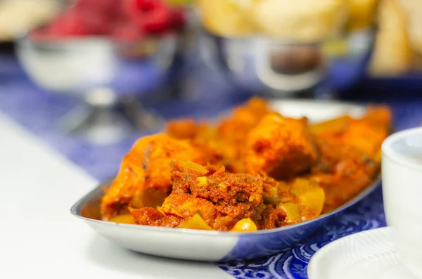 Chicken Jalfrezi Und Chicken Curry Mit Verschiedenen Reis Und Zwiebeln — Stockfoto