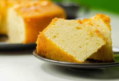 Küçük bir tabakta servis edilen Madeira halka ekmek keki, geleneksel bir pasta.