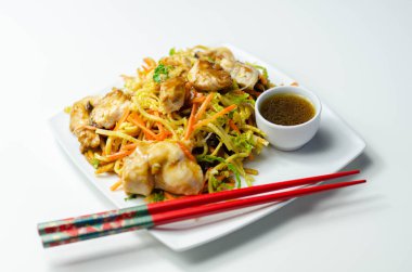 Lezzetli sarımsaklı tavuk göğsü parçaları ve zencefilli soya sosu ve erişte, siyah mantar mantarı, savoy lahanası ve havuç, Çin yemeği.