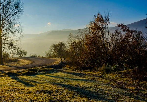 sonbahar manzara, dağlara, mavi yarış yol