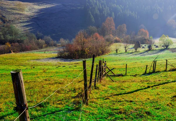 Осенний пейзаж, деревянный забор и голубые горы в backgro — стоковое фото