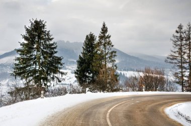 Manzara kış, ağaçlar dağlarla kaplı yolda kar 