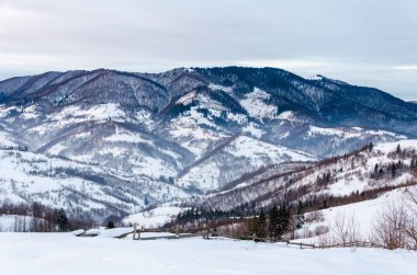 Kış mountain view adlı şafak ahşap çit kar, mavi, yeşil t