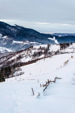 Kış mountain view adlı şafak ahşap çit kar, mavi, yeşil t