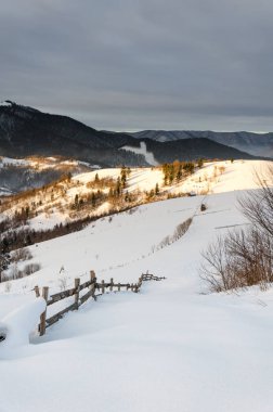 Kış mountain view adlı şafak ahşap çit kar, mavi, yeşil t