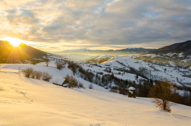 Şafak güneş ışığı kış sabahı. Bir görünümünü kış dağlar. Kablosuz