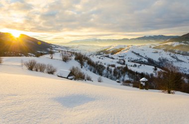 Şafak güneş ışığı kış sabahı. Bir görünümünü kış dağlar. Kablosuz