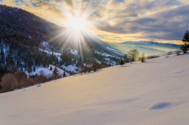 Şafak güneş ışığı kış sabahı. Bir görünümünü kış dağlar. Kablosuz