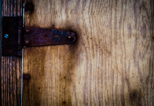 Houtstructuur. Metalen elementen op de houten structuur. De CHTERGRO — Stockfoto