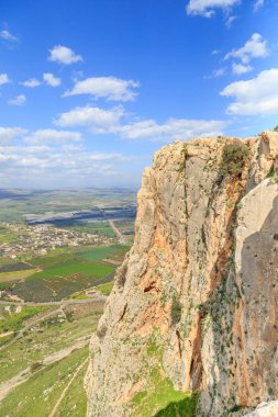 Mount Arbel ve kayalar inisrael görünümlerini