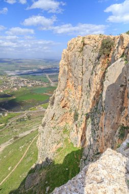 Mount Arbel ve kayalar inisrael görünümlerini