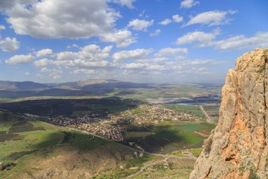 Mount Arbel ve kayalar inisrael görünümlerini