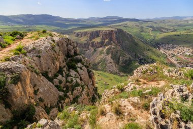 Mount Arbel ve kayalar inisrael görünümlerini