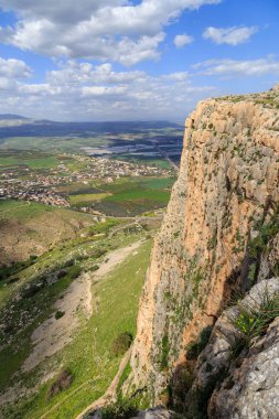Mount Arbel ve kayalar inisrael görünümlerini
