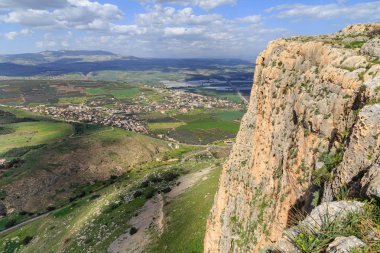 Mount Arbel ve kayalar inisrael görünümlerini
