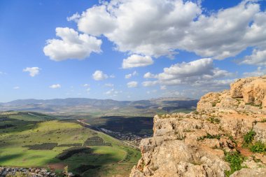 Mount Arbel ve kayalar inisrael görünümlerini