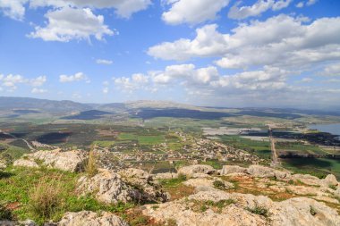 Mount Arbel ve İsrail kayalarda