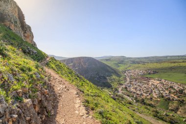 Mount Arbel ve İsrail kayalarda